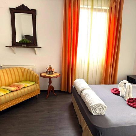 Guest House Misha Petrevene Luaran gambar