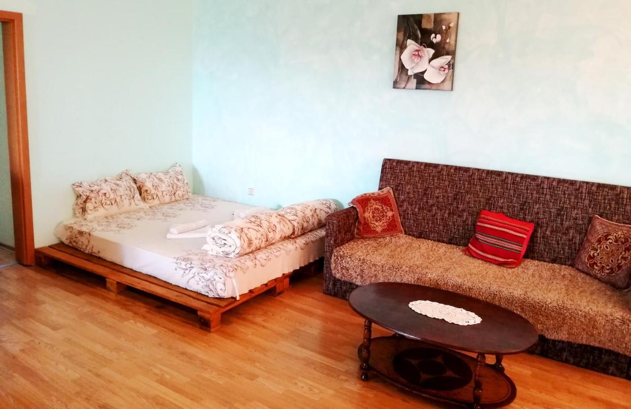 Guest House Misha Petrevene Luaran gambar