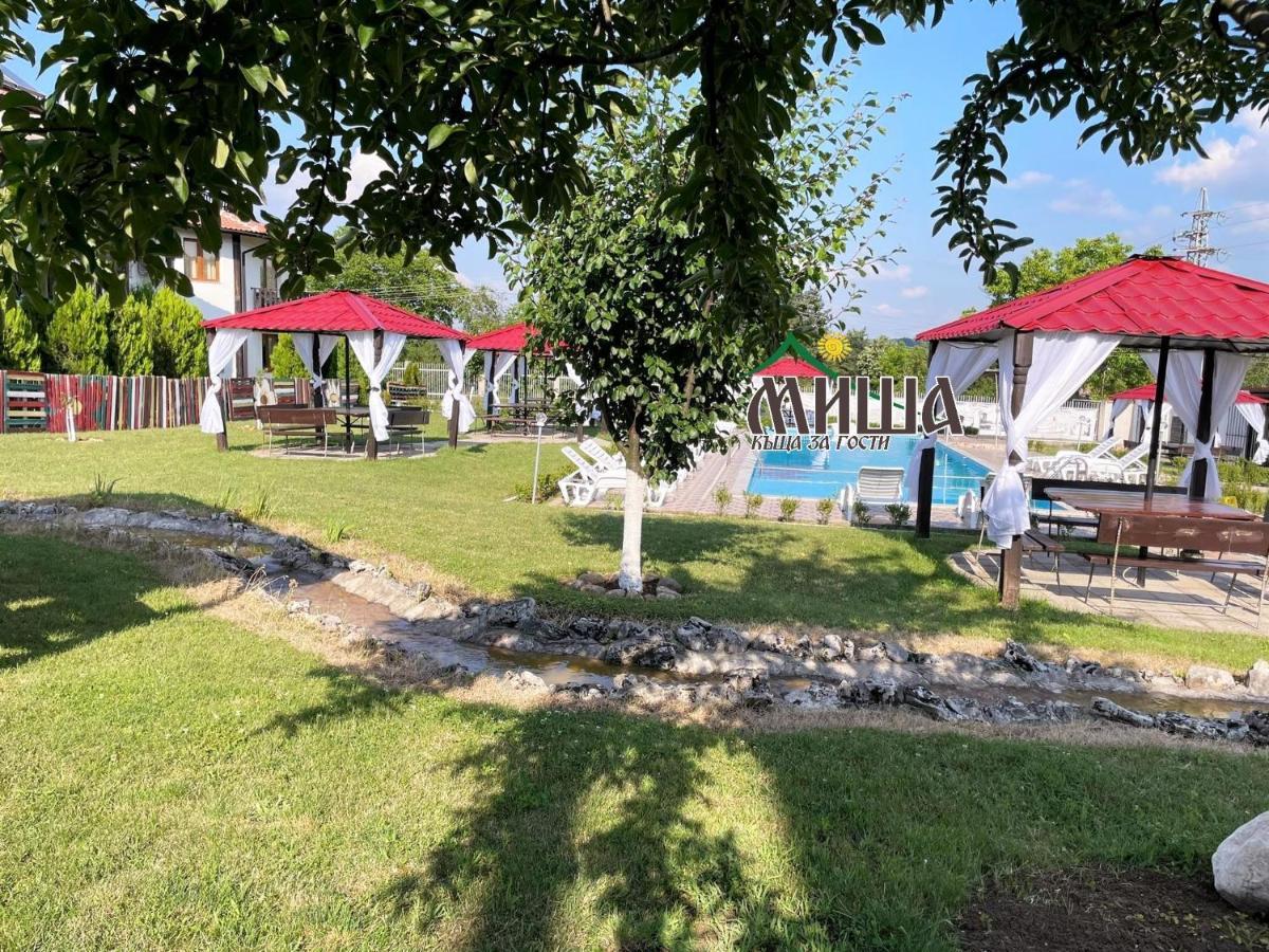 Guest House Misha Petrevene Luaran gambar