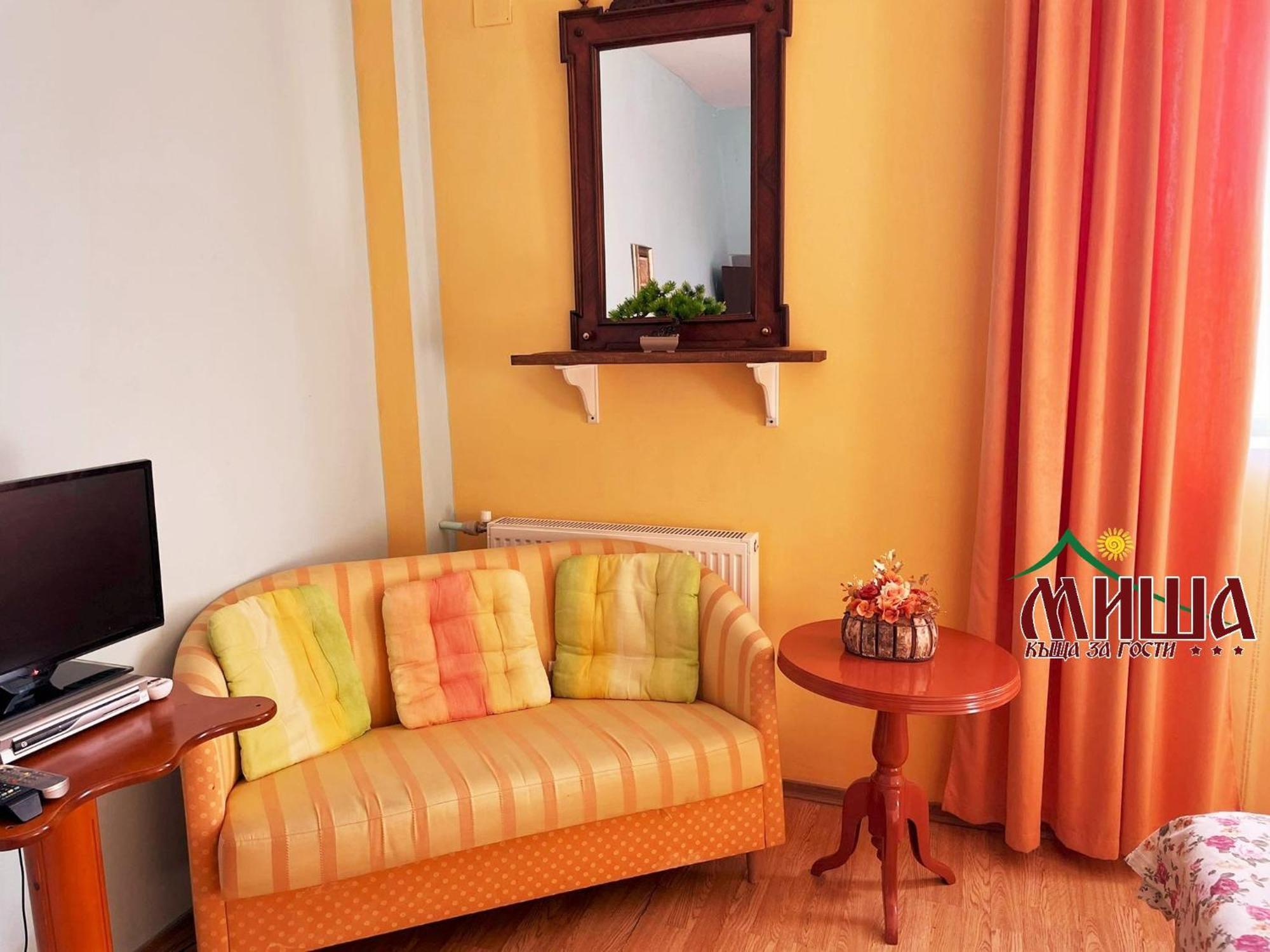 Guest House Misha Petrevene Luaran gambar