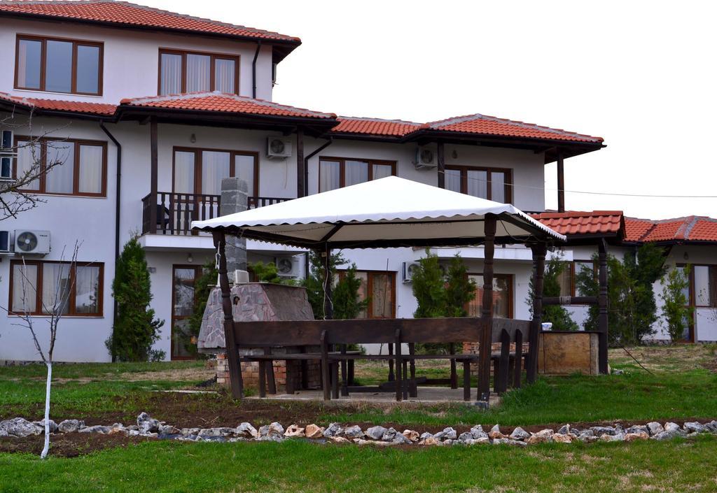 Guest House Misha Petrevene Luaran gambar
