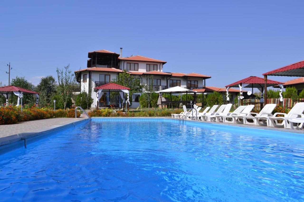 Guest House Misha Petrevene Luaran gambar